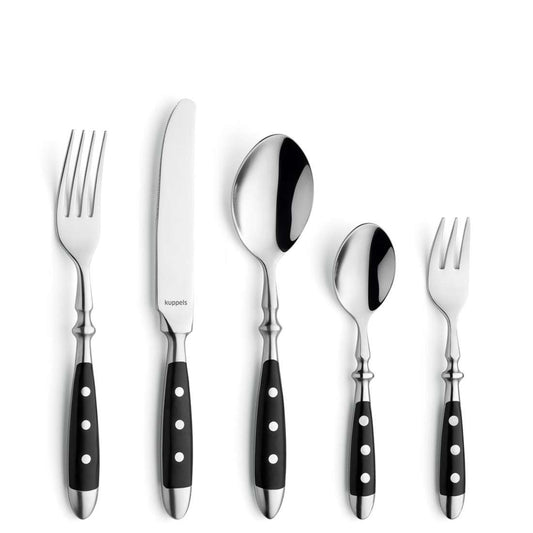 Das Kuppels COUNTRY Besteckset 30-teilig schwarz besteht aus Edelstahlbesteck mit schwarzen Griffen und verleiht Ihrem Tisch rustikalen Charme. Abgebildet sind eine Tafelgabel, ein Messer, ein Suppenlöffel, ein Teelöffel und eine Salatgabel auf weißem Hintergrund.