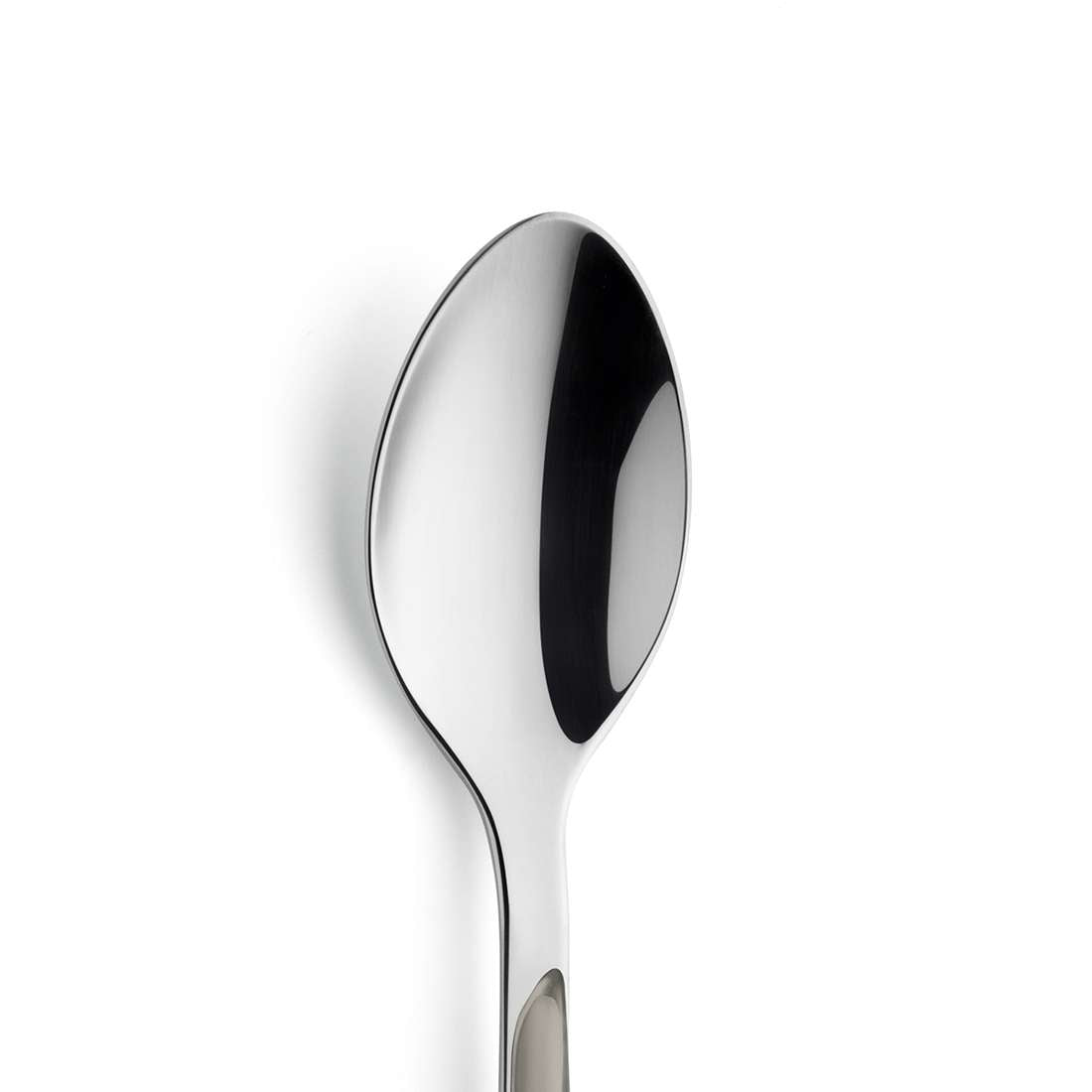 Der Kuppels PRISMA Menülöffel in Taupe wurde von oben auf einem schlichten weißen Hintergrund fotografiert und zeigt sein elegantes Design aus Edelstahl 18/0.