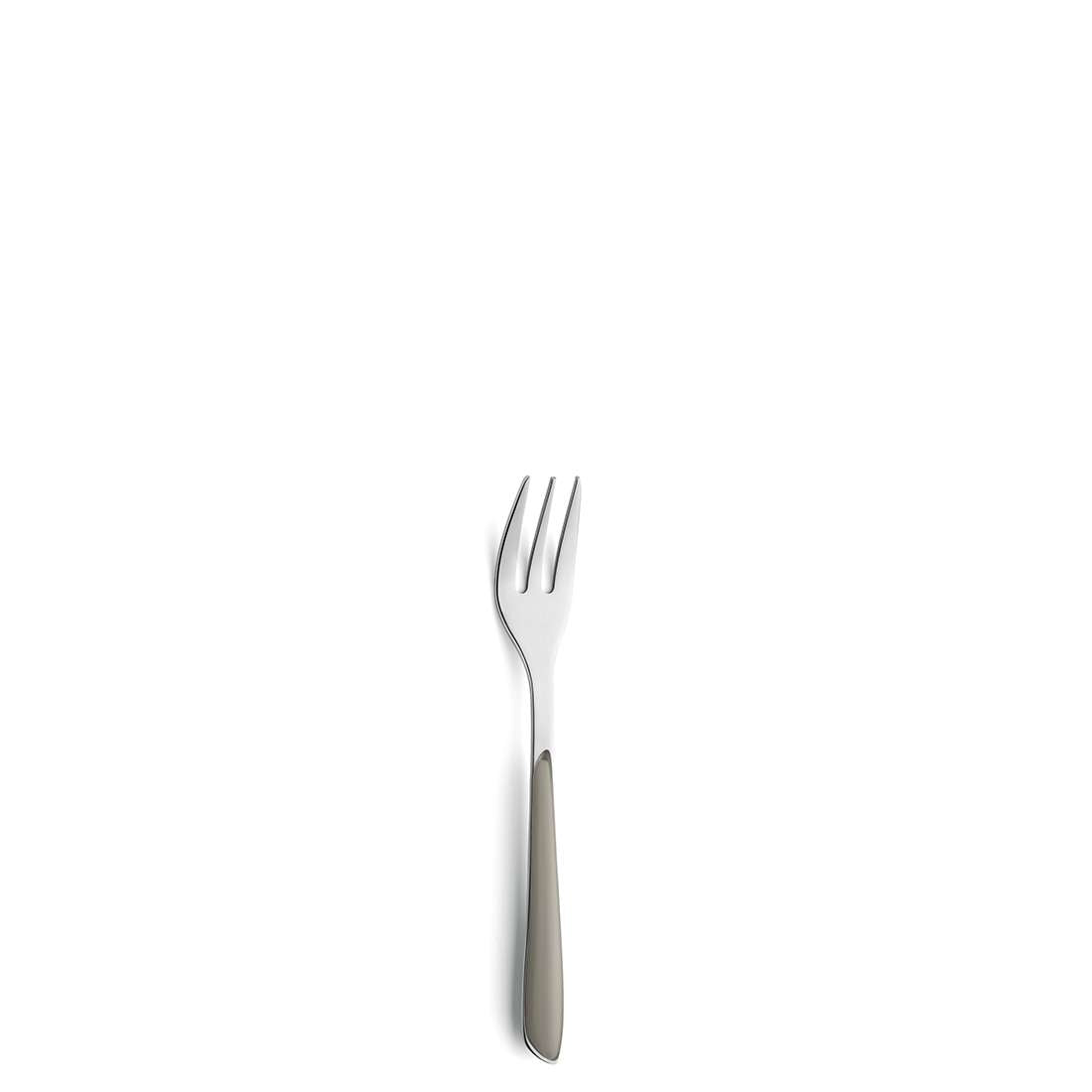 Eine einzelne Kuchengabel aus dem 6-teiligen Kuchengabel-Set PRISMA von Kuppels in Taupe steht aufrecht auf einem schlichten weißen Hintergrund und präsentiert ihre drei Zinken und das elegante Edelstahl-Finish mit einem subtilen Taupe-Akzent.