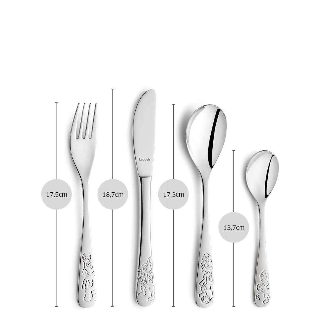 Das Kuppels Fußballfreunde Kinderbesteck Set 4-teilig aus Edelstahl 18/10 enthält Gabel (17,5 cm), Messer (18,7 cm), großen Löffel (17,3 cm) und kleinen Löffel (13,7 cm) – alle ergonomisch geformt und mit lustigen Cartoon-Gravuren.