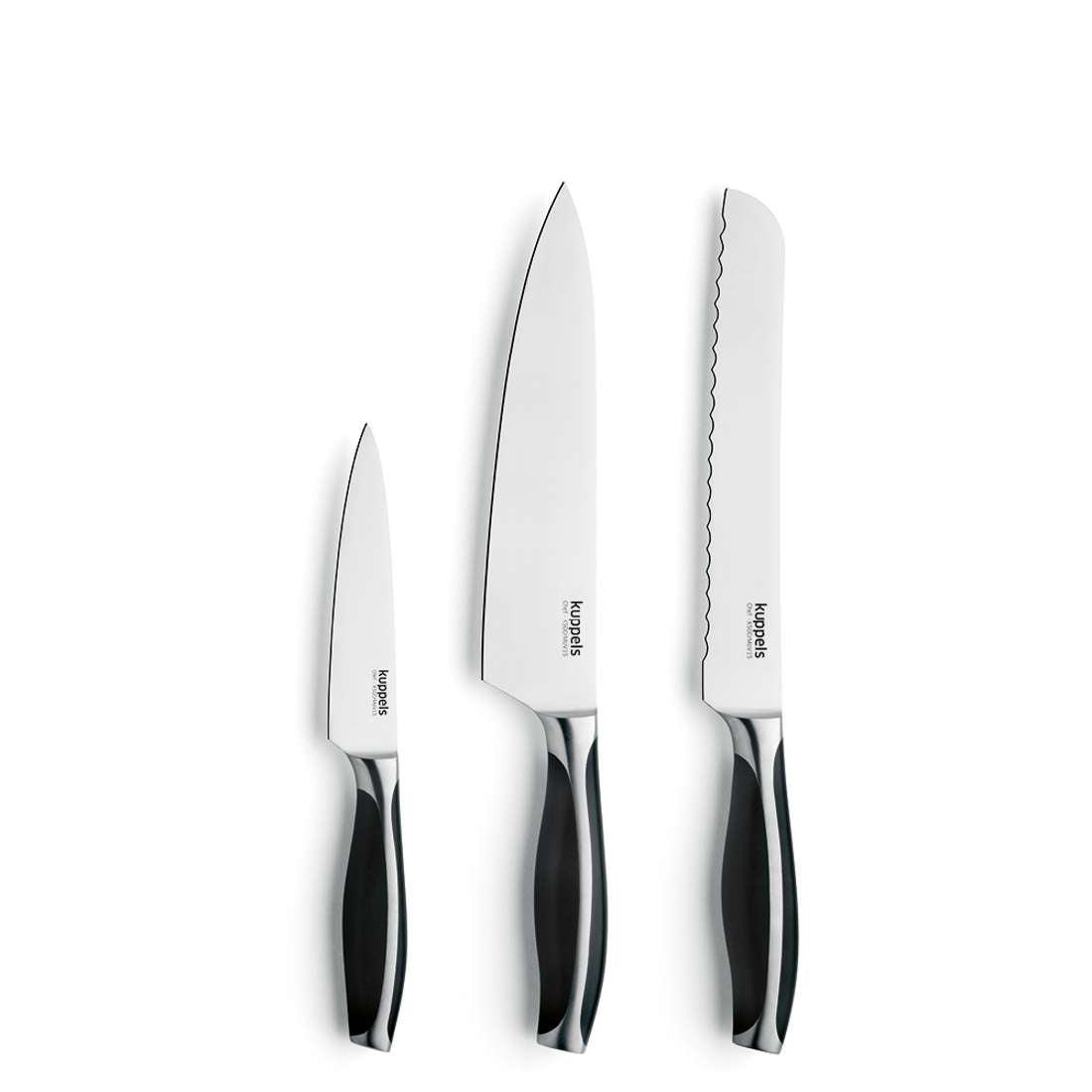 Drei Kuppels CHEF Küchenmesser-Set, 3-teilig. Messer mit schwarzen und silbernen Griffen sind nebeneinander auf weißem Hintergrund angeordnet. Das Set enthält ein Schälmesser, ein Kochmesser und ein gezacktes Brotmesser für exzellente Schärfe.