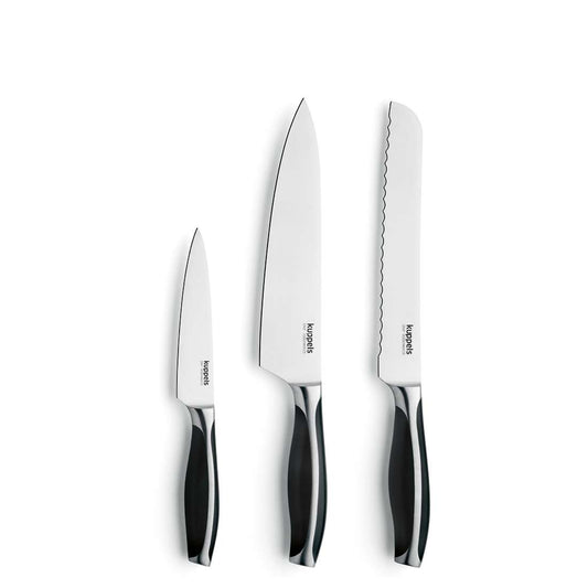 Drei Kuppels CHEF Küchenmesser-Set, 3-teilig. Messer mit schwarzen und silbernen Griffen sind nebeneinander auf weißem Hintergrund angeordnet. Das Set enthält ein Schälmesser, ein Kochmesser und ein gezacktes Brotmesser für exzellente Schärfe.