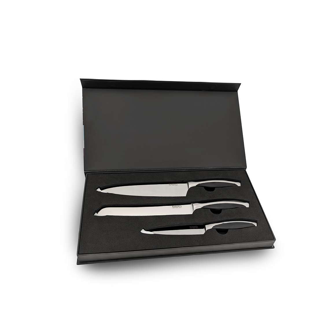 Eine schwarze Präsentationsbox mit dem Kuppels CHEF Küchenmesser Set 3-teilig - drei Küchenmesser aus rostfreiem Stahl, darunter Brotmesser und Kochmesser - gesichert in Schaumstoffeinlagen. Der geöffnete Deckel zeigt die fein säuberlich angeordneten Messer im Inneren.