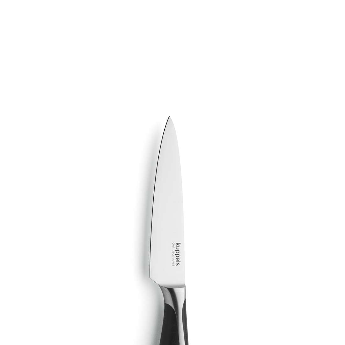 Ein Kuppels CHEF Allzweckmesser mit schwarzem, ergonomischem Griff steht senkrecht auf weißem Untergrund, die Klinge aus MoV-Stahl zeigt nach oben.