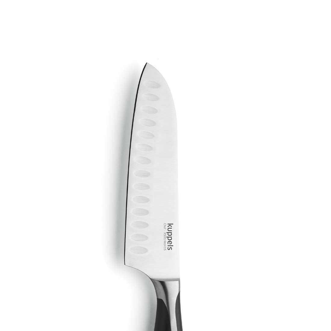 Das Kuppels CHEF Santokumesser 7", ein Edelstahlmesser mit geriffelter Klinge und schwarzem Griff im Edelstahl-Design, ist auf weißem Hintergrund mit dem Markennamen „Kuppels“ sichtbar abgebildet.