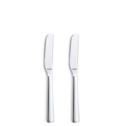 Zwei Butterstreicher-Messer von Kuppels SELECTION (2er-Set) stehen aufrecht nebeneinander vor einem schlichten weißen Hintergrund.