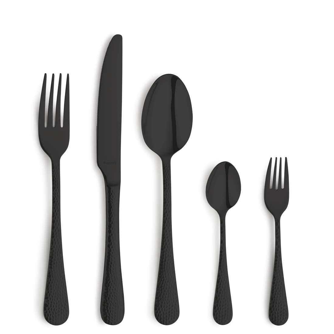 Fünf Teile aus dem Kuppels Home CRYSTAL Besteckset 30-teilig PVD schwarz - Speisegabel, Messer, Suppenlöffel, Teelöffel und Salatgabel - sind mit strukturierten Griffen und einer glatten PVD-Oberfläche versehen und in einer Reihe auf weißem Grund angeordnet.