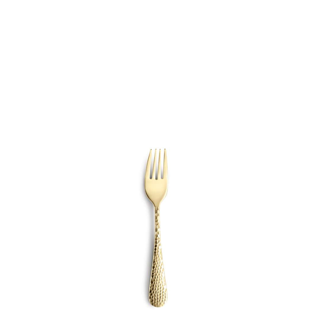Eine einzelne Goldgabel aus dem Kuppels Home CRYSTAL Besteckset 30-teilig PVD champagner ist auf einem schlichten weißen Hintergrund zentriert. Sie zeigt ihren strukturierten Griff und die elegante PVD-Beschichtung auf Edelstahl 18/0.