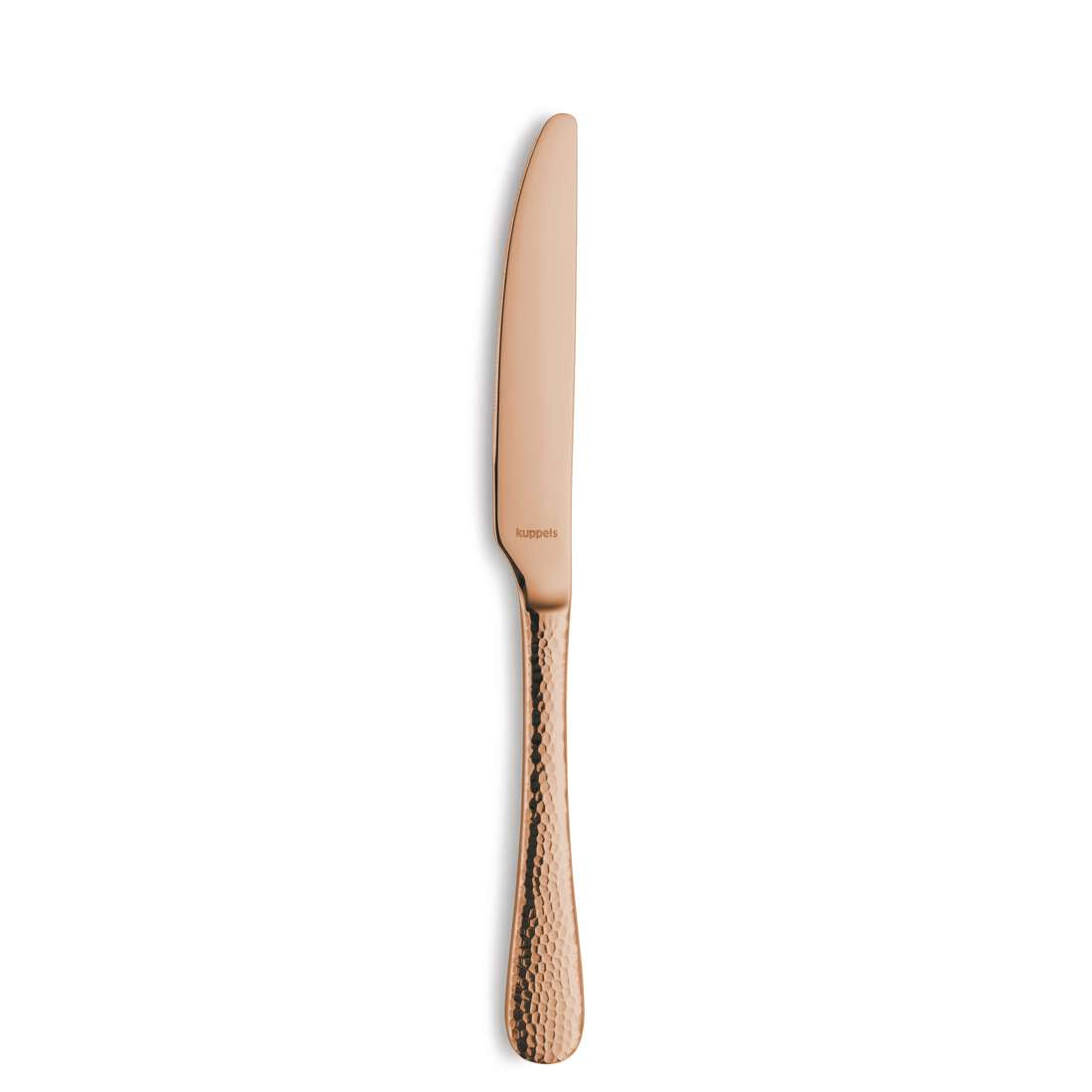 Ein einzelnes Messer aus dem Kuppels Home CRYSTAL Besteckset 30-teilig PVD rosé mit strukturiertem, gehämmertem Edelstahlgriff und glatter Klinge steht senkrecht auf weißem Grund.