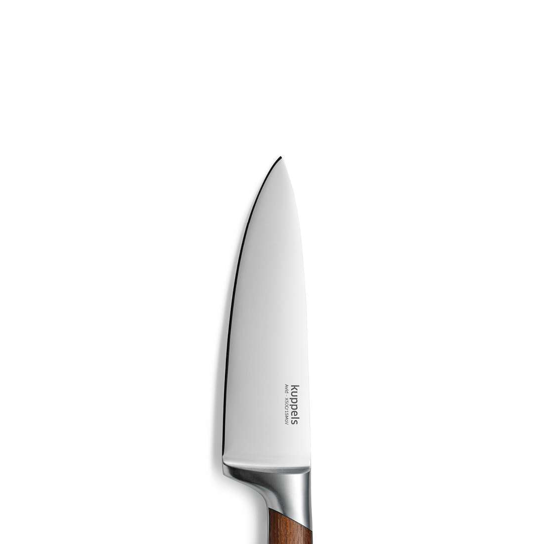 Ein AVID Kochmesser 6" aus Edelstahl mit Eschenholzgriff steht aufrecht auf einem weißen Hintergrund und präsentiert seine scharfe Klinge und den Markennamen Kuppels an der Seite.