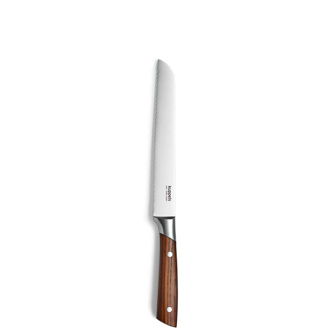 Das AVID Brotmesser von Kuppels mit langer Wellenklinge aus Edelstahl und elegantem Eschenholzgriff steht vertikal vor schlicht weißem Hintergrund.