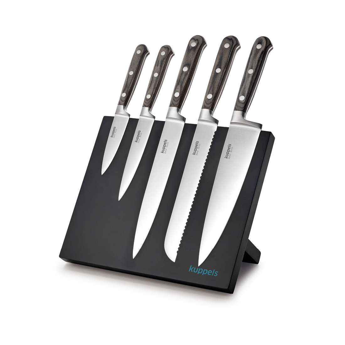 Der ZORRO Messerblock 5-teilig von Kuppels präsentiert fünf Küchenmesser mit dunklen Griffen auf einem schwarzen Magnetständer, unten rechts ist das Kuppels-Logo abgebildet und die Klingen sind aus langlebigem MOV-Klingenstahl gefertigt.