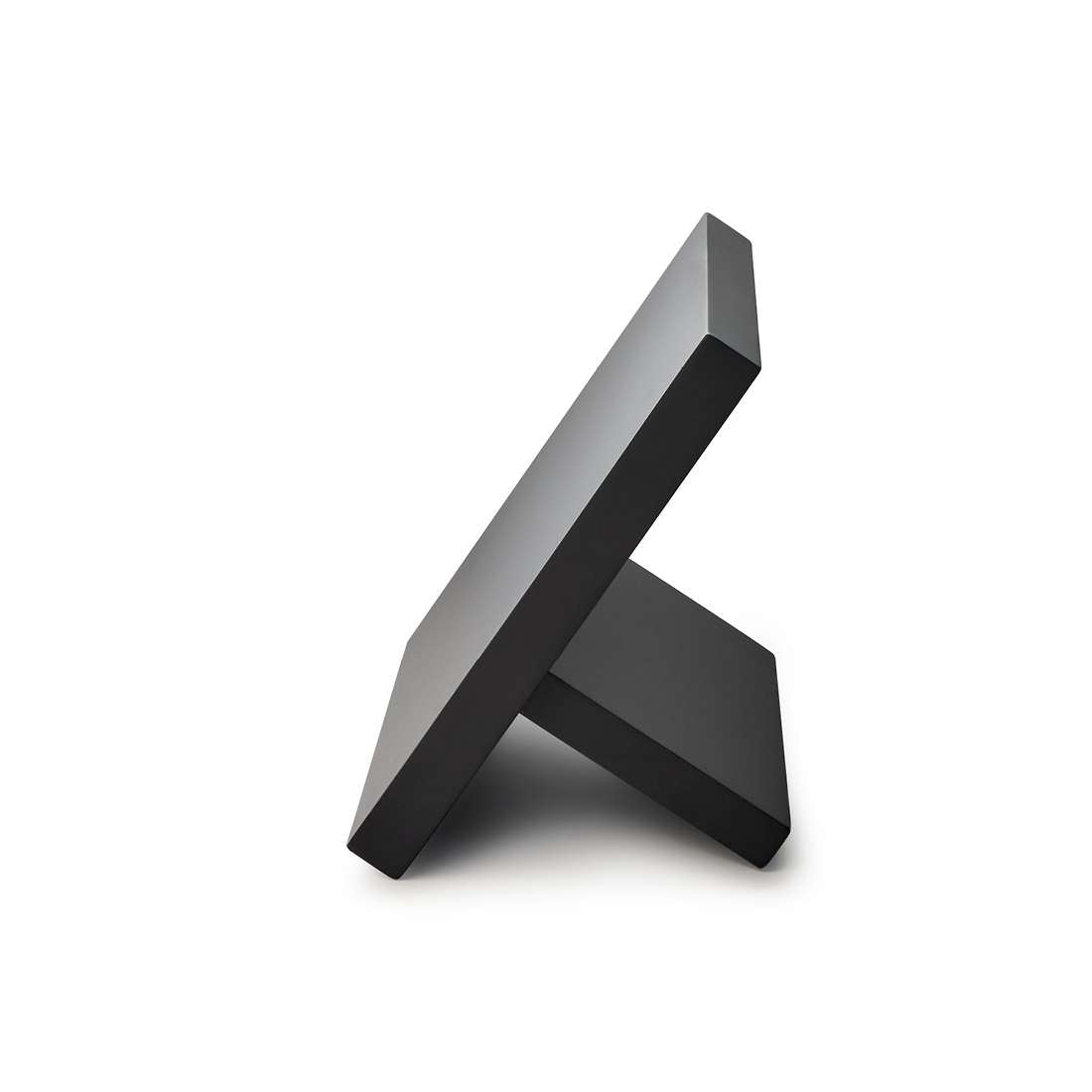 Eine minimalistische Skulptur aus zwei schwarzen rechteckigen Prismen, die an den Kuppels ZORRO Messerblock 5-teilig erinnert, ist schräg auf einem schlichten weißen Hintergrund angeordnet.