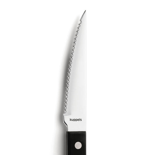 Eine Nahaufnahme eines FILET Steakmesser-Sets 6-teilig schwarz von Kuppels mit gezackter Klinge aus Edelstahl 18/0 und schwarzem Griff mit dem Markennamen in der Nähe des Griffs, fotografiert vor einem weißen Hintergrund.