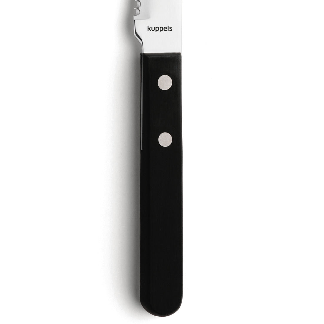 Eine Nahaufnahme eines Kuppels FILET Steakmesser-Sets 6-teilig schwarz, Küchenmesser mit schwarzem Griff, zwei silbernen Nieten, der Marke Kuppels auf der Klinge und einer scharfen Klinge aus rostfreiem 18/0-Stahl.