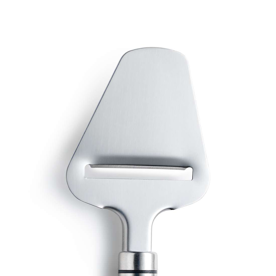 Der SELECTION Käsehobel von Kuppels aus Edelstahl besitzt ein flaches, dreieckiges Blatt mit Schlitz zum Schneiden dünner Scheiben und einen ergonomischen Rundgriff, fotografiert vor weißem Hintergrund.
