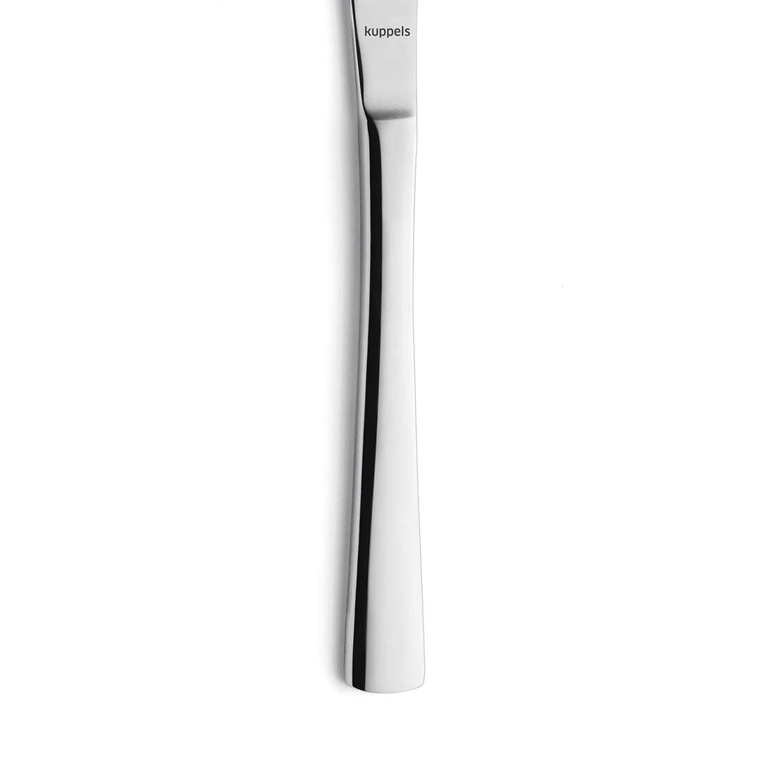 Eine Nahaufnahme des 2-teiligen Steakmesser-Sets Kuppels SELECTION zeigt ein Edelstahlmesser mit reflektierender Oberfläche und der Gravur „Kuppels“ nahe der Oberseite seiner scharfen Klinge vor einem weißen Hintergrund.