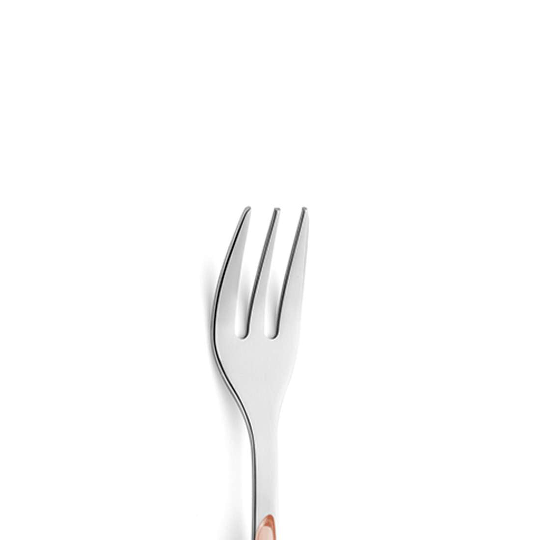 Eine Hand hält eine Kuppels PRISMA Kuchengabel aus dem 6-teiligen Aprikosen-Set vor einem weißen Hintergrund und unterstreicht so das elegante Design dieser Kuchengabeln aus Edelstahl.