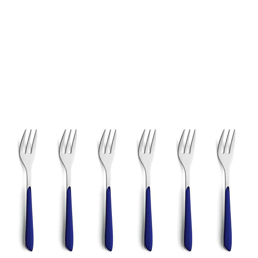 Das Kuppels PRISMA Kuchengabel Set 6-teilig in Indigoblau ist auf weißem Hintergrund in einer Reihe angeordnet, die Zinken zeigen nach oben.