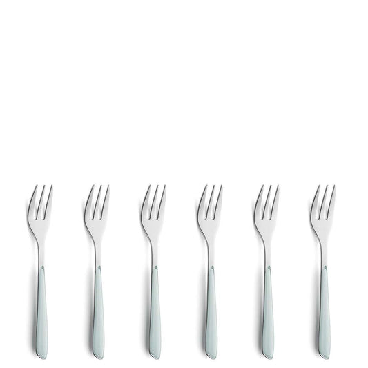 Sechs identische Kuppels PRISMA Kuchengabeln (Set 6-teilig mint) stehen gleichmäßig verteilt in einer horizontalen Linie vor einem schlichten weißen Hintergrund.