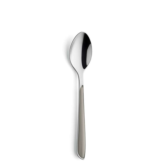 Der PRISMA Menülöffel taupe von Kuppels besticht durch ein modernes, spiegelndes Edelstahldesign (18/0) mittig auf weißem Untergrund – ideal für Fans von farbigem Besteck und Trendfarben.