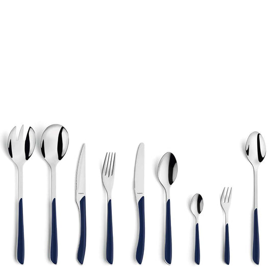Das Kuppels PRISMA Besteckset 44-teilig indigoblau enthält Utensilien aus 18/0 Edelstahl mit dunkelblauen Griffen, darunter eine Serviergabel, einen Löffel, ein Steakmesser, eine Menügabel und ein Menümesser, einen Suppenlöffel, einen Dessertlöffel und eine Dessertgabel.