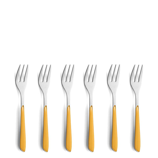 Sechs PRISMA Kuchengabeln von Kuppels mit senfgelben Griffen sind in einer geraden Linie auf weißem Untergrund angeordnet. Dieses Set enthält 6 identische Gabeln.