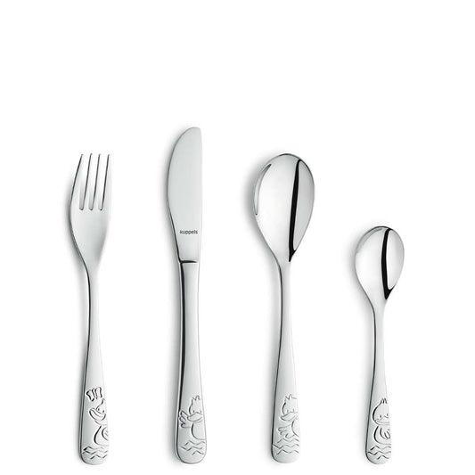 Das Kuppels DUCK Kinderbesteck-Set 4-teilig beinhaltet Gabel, Messer, Esslöffel und Teelöffel mit verspielten Gravuren und ergonomischen Griffen, alles in glänzendem Silber und auf weißem Hintergrund.