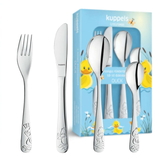 DUCK Kinderbesteck-Set, 4-teilig, bestehend aus einer Gabel, einem Messer und zwei Löffeln mit Entengravuren auf den Griffen, präsentiert vor einer blau illustrierten Schachtel.