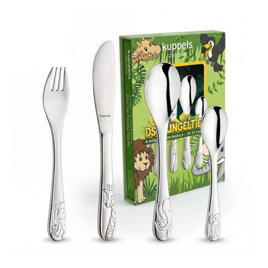Vierteiliges DSCHUNGELTIERE-Kinderbesteck-Set aus 18/10-Edelstahl von Kuppels mit Gravuren von Dschungeltieren, abgebildet neben der dazu passenden, illustrierten Geschenkbox.