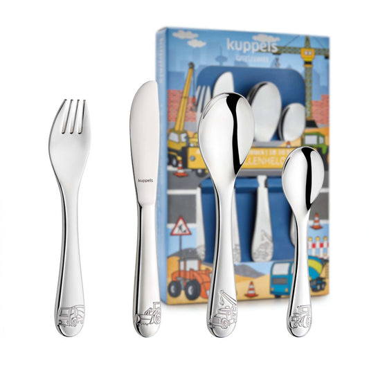 BAUSTELLENHELDEN Kinderbesteck-Set, 4-teilig, mit Baumaschinen-Gravuren auf den Griffen aus 18/10-Edelstahl, präsentiert vor der illustrierten Produktverpackung.