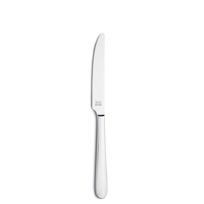 Ein einzelnes Tischmesser aus Edelstahl aus dem 24-teiligen DALI-Besteckset von Beckmann & Rommerskirchen mit glatter, spiegelnder Oberfläche ist mittig auf einem weißen Hintergrund abgebildet. Dieses Messer aus hochwertigem Edelstahl 18/10 vereint Langlebigkeit mit zeitloser Eleganz und ist spülmaschinenfest, sodass es mühelos gereinigt werden kann.