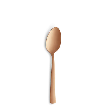 Ein einzelner kupferfarbener Löffel mit schlichtem, modernem Design ist auf weißem Hintergrund zentriert und wirft einen schwachen Schatten nach links. Dieses elegante Stück aus mattiertem Edelstahl ist Teil des „PADINA Besteckset 16-teilig PVD kupfer mattiert“ von Beckmann & Rommerskirchen und unterstreicht die für dieses Set charakteristische Raffinesse.