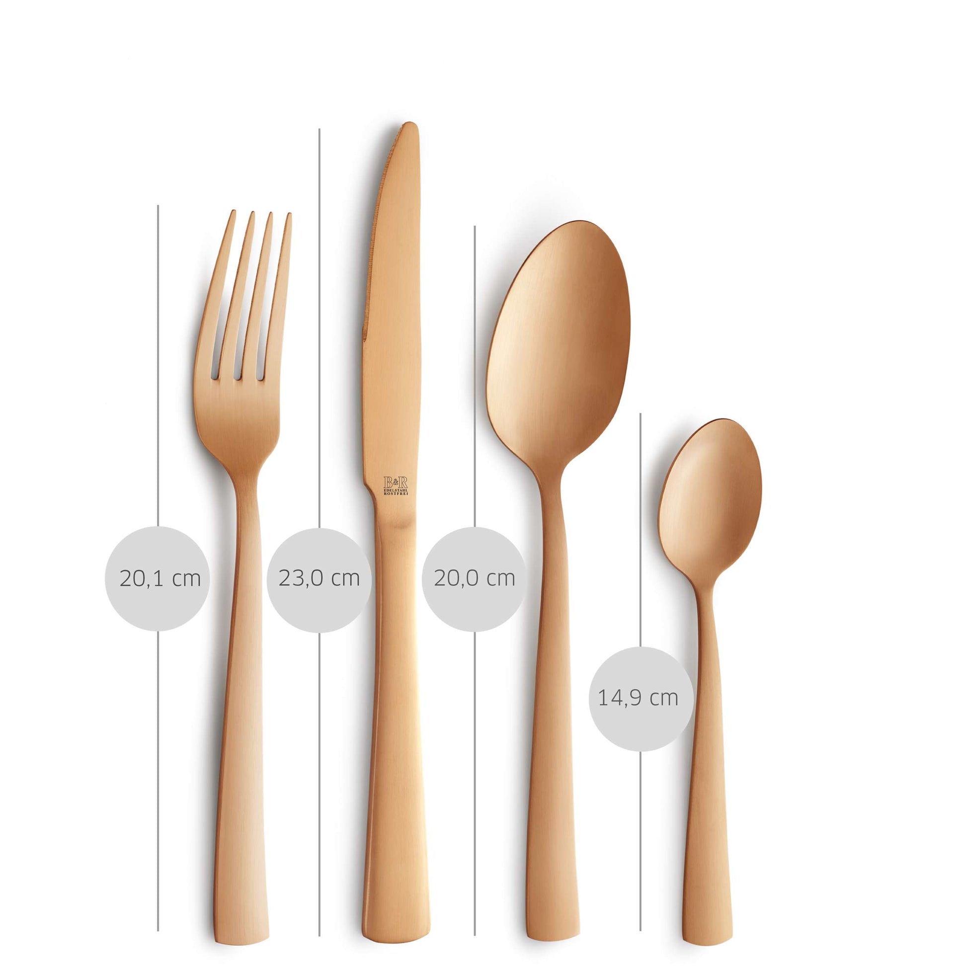 Vier mattkupferfarbene Besteckteile aus dem 16-teiligen PADINA-Besteckset von Beckmann & Rommerskirchen – Gabel (20,1 cm), Messer (23 cm), Esslöffel (20 cm) und Teelöffel (14,9 cm) – sind nebeneinander aufrecht aufgestellt und jeweils mit ihrer Länge auf weißem Hintergrund beschriftet. Dieses elegante Set, gefertigt aus Edelstahl 18/0 und mit einer PVD-Beschichtung versehen, die für erhöhte Strapazierfähigkeit und Eleganz sorgt, verkörpert die Qualität der PADINA-Kollektion.
