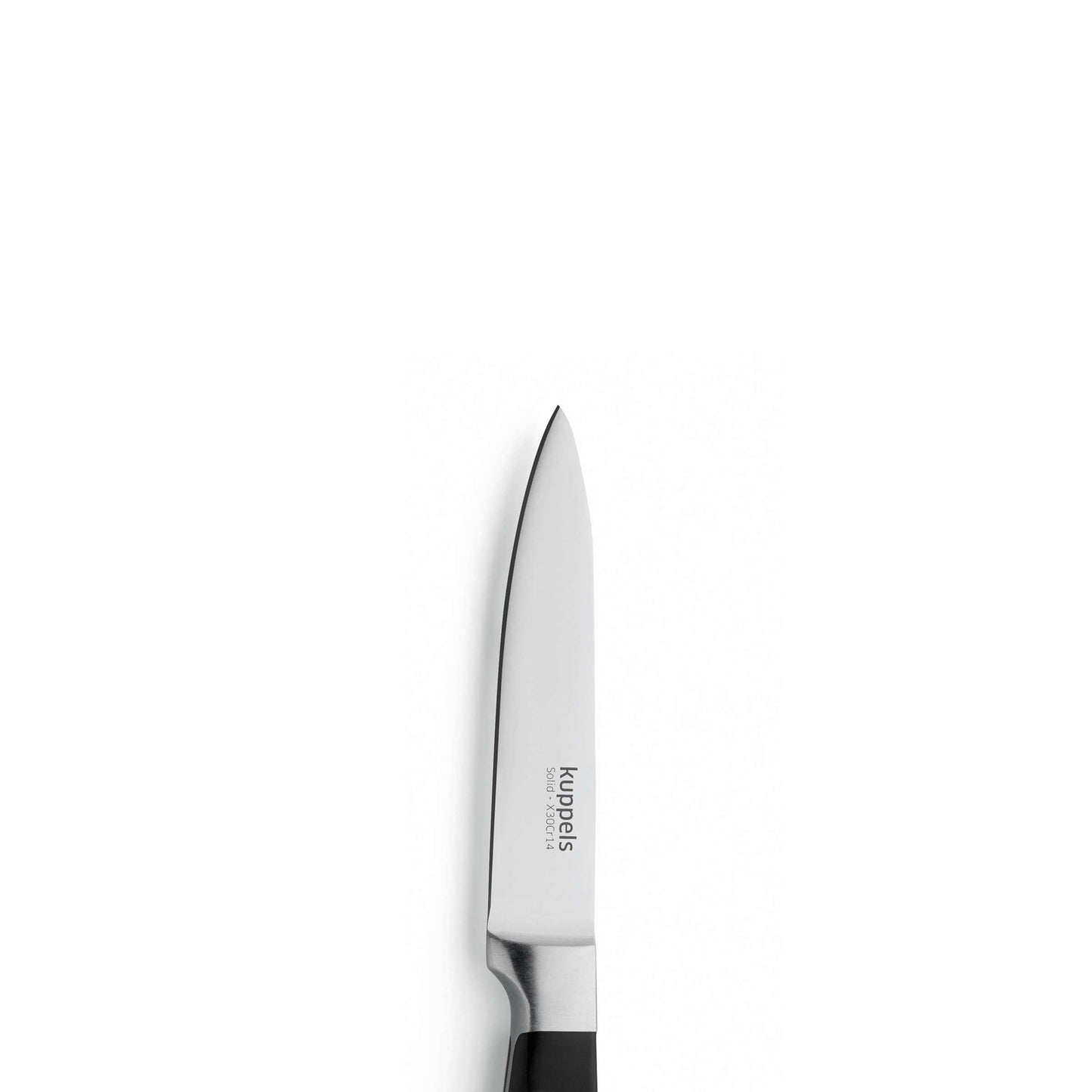 Ein SOLID Gemüsemesser von Kuppels mit schwarzem Griff und einer Klinge aus gehärtetem Klingenstahl ist senkrecht vor einem weißen Hintergrund abgebildet. Auf der Klinge ist das Kuppels-Logo zu sehen.