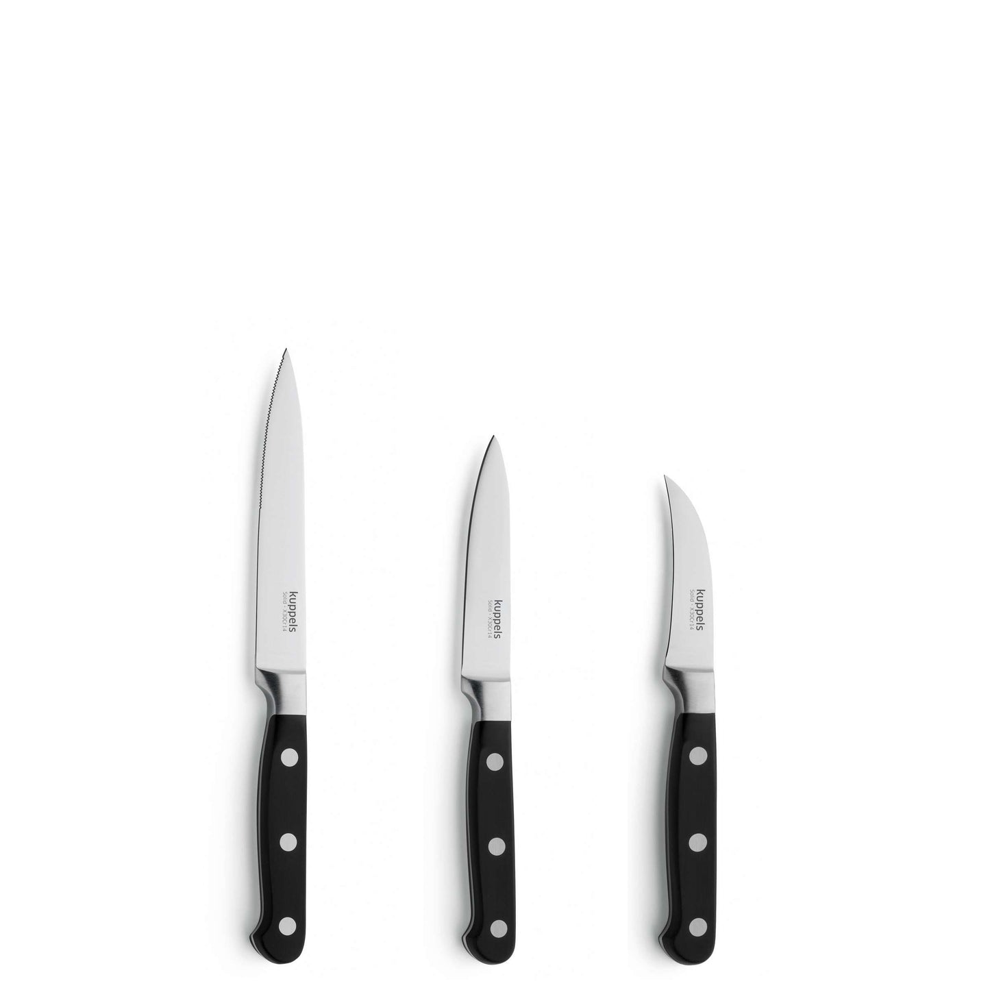 Drei Küchenmesser aus dem Kuppels SOLID-Messerset mit schwarzen Griffen und silbernen Klingen aus gehärtetem Klingenstahl sind nebeneinander auf weißem Hintergrund angeordnet, wobei ihre Größe von links nach rechts variiert.