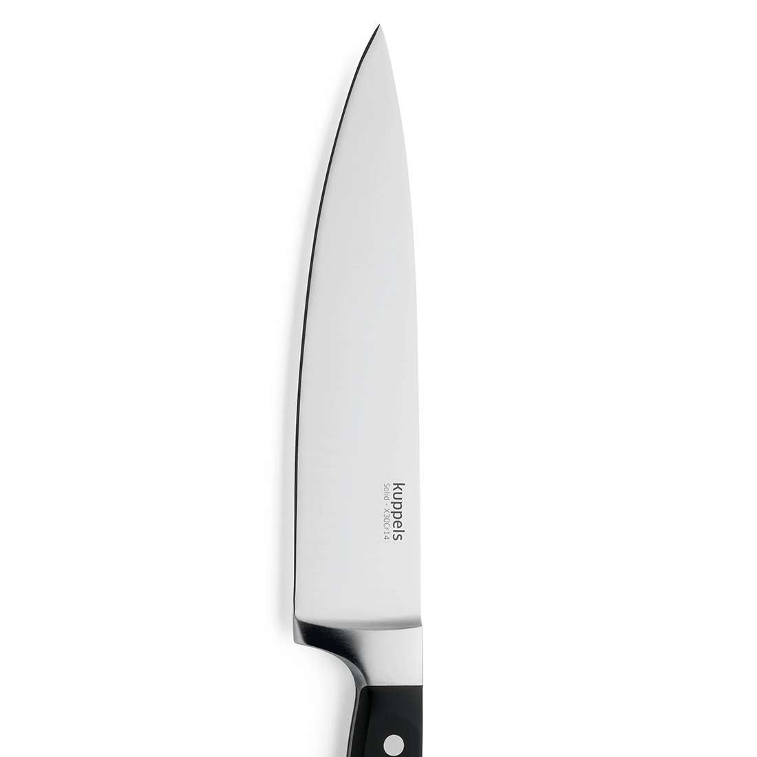Das SOLID Kochmesser 8" von Kuppels aus Chrom-Vanadium-Edelstahl mit schwarzem Griff ist auf weißem Hintergrund abgebildet. Auf der scharfen Klinge ist der Markenname Kuppels deutlich sichtbar.