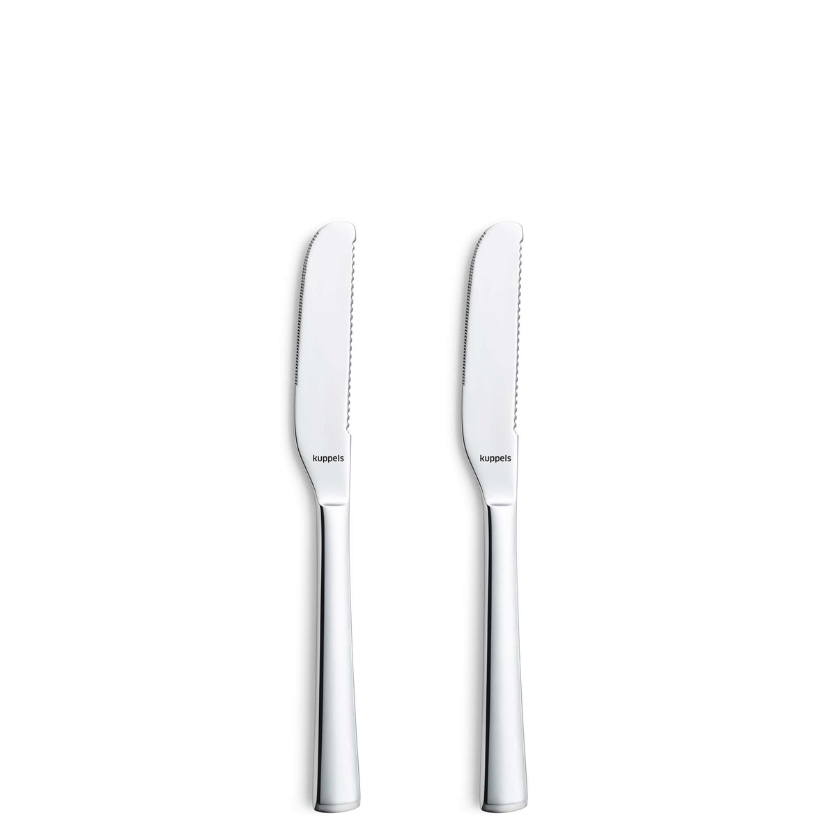 Zwei „Kuppels SELECTION“-Buttermesser im 2-teiligen Set, gefertigt aus hochwertigem Edelstahl 18/10 mit geraden Griffen und gezackten Kanten, stehen aufrecht vor einem weißen Hintergrund.