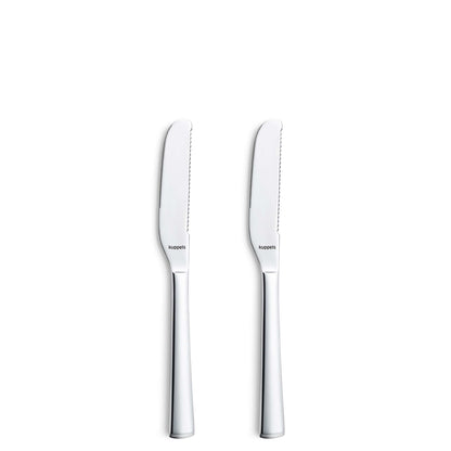 Zwei „Kuppels SELECTION“-Buttermesser im 2-teiligen Set, gefertigt aus hochwertigem Edelstahl 18/10 mit geraden Griffen und gezackten Kanten, stehen aufrecht vor einem weißen Hintergrund.