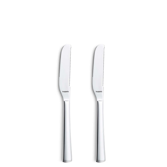 Zwei „Kuppels SELECTION“-Buttermesser im 2-teiligen Set, gefertigt aus hochwertigem Edelstahl 18/10 mit geraden Griffen und gezackten Kanten, stehen aufrecht vor einem weißen Hintergrund.