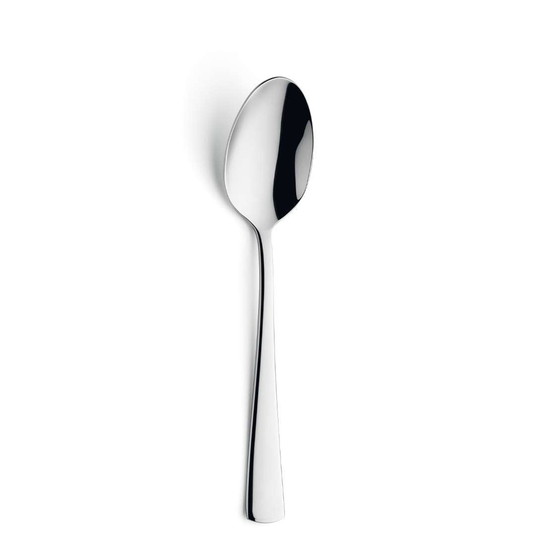 Ein glänzender Edelstahllöffel 18/10 mit schlichtem, modernem Design aus dem Kuppels FLAIR Besteckset 60-teilig liegt auf einem weißen Hintergrund und wirft einen leichten Schatten nach links.