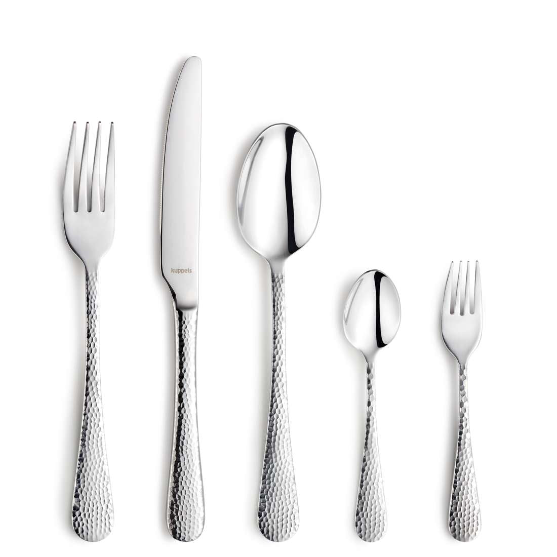 Das CRYSTAL Besteckset 30-teilig von Kuppels Home besteht aus fünf Edelstahl-Utensilien - Essgabel, Messer, Suppenlöffel, Kaffeelöffel und Kuchengabeln - mit strukturierten Griffen, die von links nach rechts auf weißem Grund angeordnet sind.