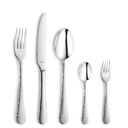 Das CRYSTAL Besteckset 30-teilig von Kuppels Home besteht aus fünf Edelstahl-Utensilien - Essgabel, Messer, Suppenlöffel, Kaffeelöffel und Kuchengabeln - mit strukturierten Griffen, die von links nach rechts auf weißem Grund angeordnet sind.