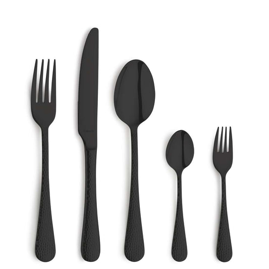 Fünf Teile aus dem Kuppels Home CRYSTAL Besteckset 30-teilig PVD schwarz - Speisegabel, Messer, Suppenlöffel, Teelöffel und Salatgabel - sind mit strukturierten Griffen und einer glatten PVD-Oberfläche versehen und in einer Reihe auf weißem Grund angeordnet.