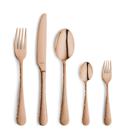 Das CRYSTAL Besteckset 30-teilig PVD rosé von Kuppels Home zeigt fünf kupferfarbene Utensilien mit strukturierten Griffen - Gabel, Messer, Esslöffel, Kaffeelöffel und Salatgabel - nebeneinander angeordnet auf weißem Grund.