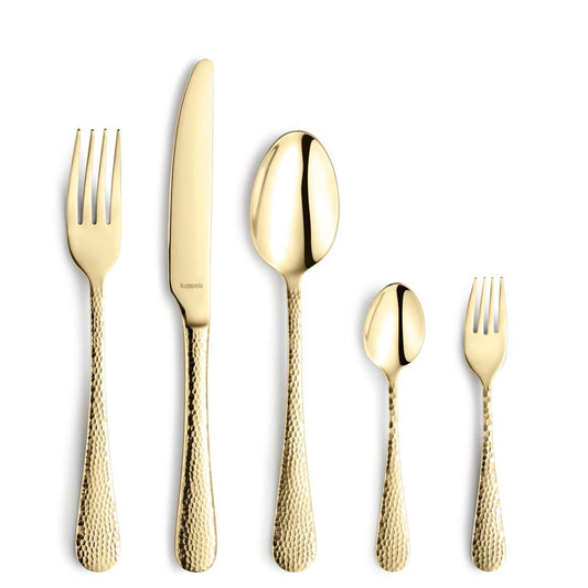Das CRYSTAL Besteckset 30-teilig PVD champagner von Kuppels Home zeigt fünf goldfarbene, strukturierte Edelstahl 18/0 Utensilien - Tafelgabel, Messer, Esslöffel, Teelöffel und Salatgabel - in einer Reihe auf weißem Grund.