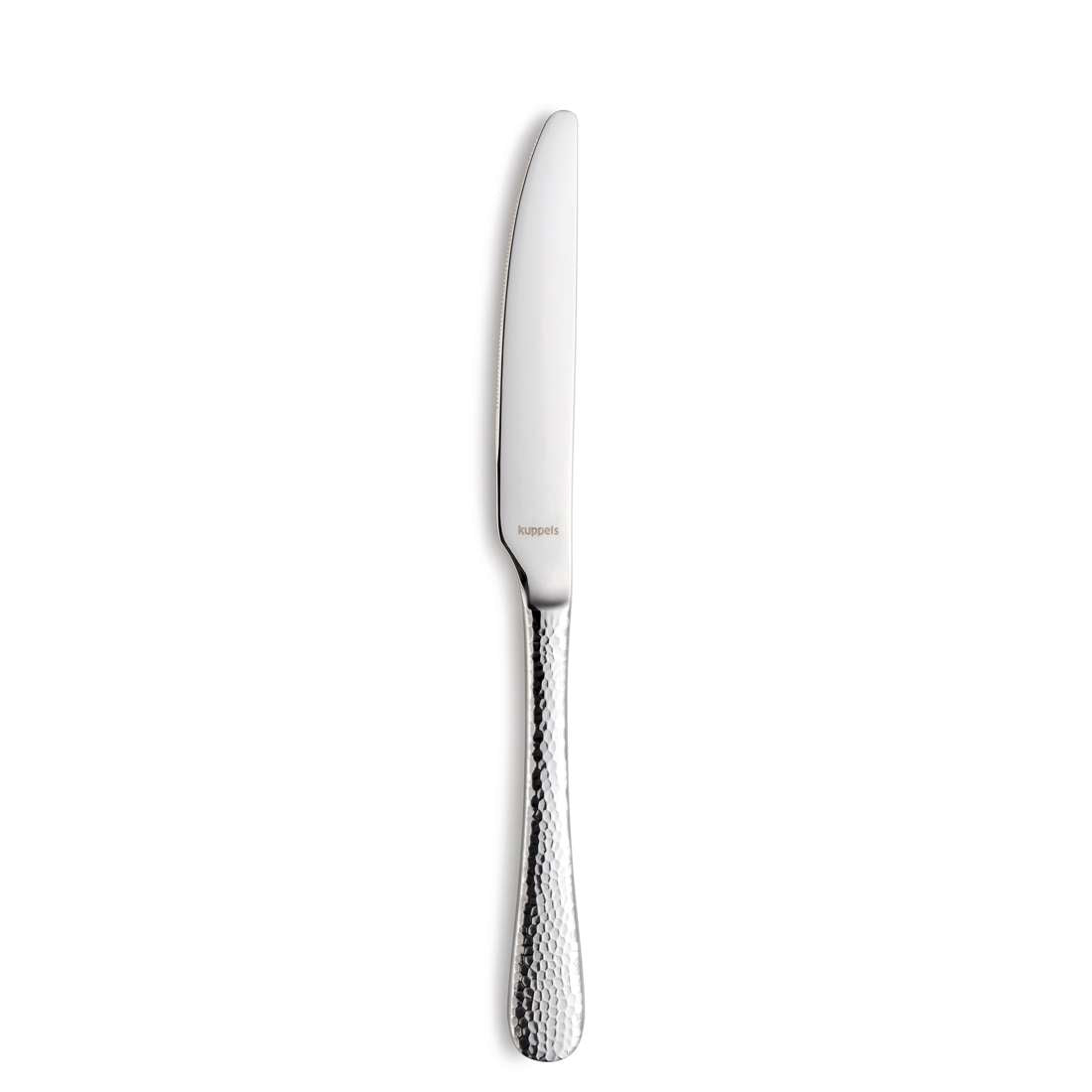 Das CRYSTAL Besteckset 30-teilig von Kuppels Home ist ein Tafelmesser aus Edelstahl mit glatter Klinge und strukturiertem Hammerschlag-Struktur-Griff auf weißem Grund.