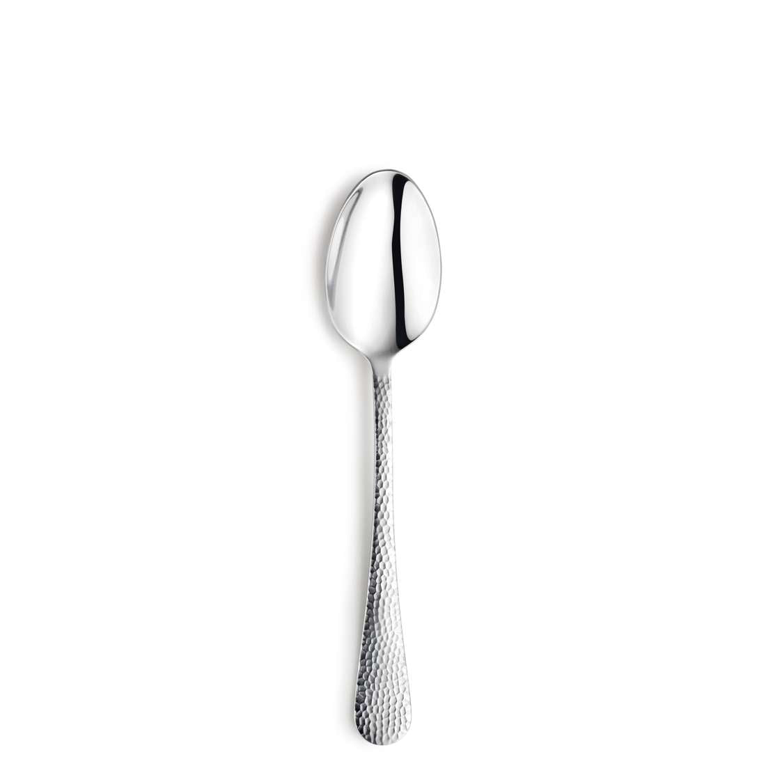 Ein silberner Metalllöffel aus dem Kuppels Home CRYSTAL Besteckset 30-teilig mit strukturiertem Hammerschlag-Struktur-Griff steht mittig auf weißem Grund.