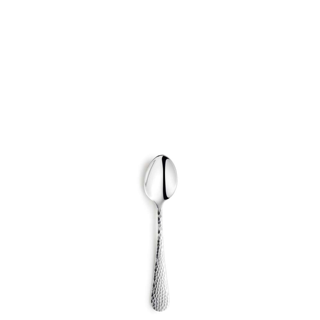 Ein einzelner Silberlöffel aus dem CRYSTAL Besteckset 30-teilig von Kuppels Home mit Hammerschlag-Struktur-Griff, gefertigt aus Edelstahl 18/0, steht mittig auf einem schlichten weißen Untergrund.