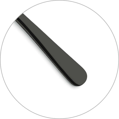 Eine Nahaufnahme des schwarzen Bügels einer Brille, dargestellt in einem kreisförmigen Rahmen auf weißem Hintergrund, vermittelt die schlichte Eleganz, die die PVD-Schwarz-Oberfläche des 30-teiligen Bestecksets „DELIA“ von Kuppels Home verkörpert – ganz im Stil hochwertiger Besteckdesigns.